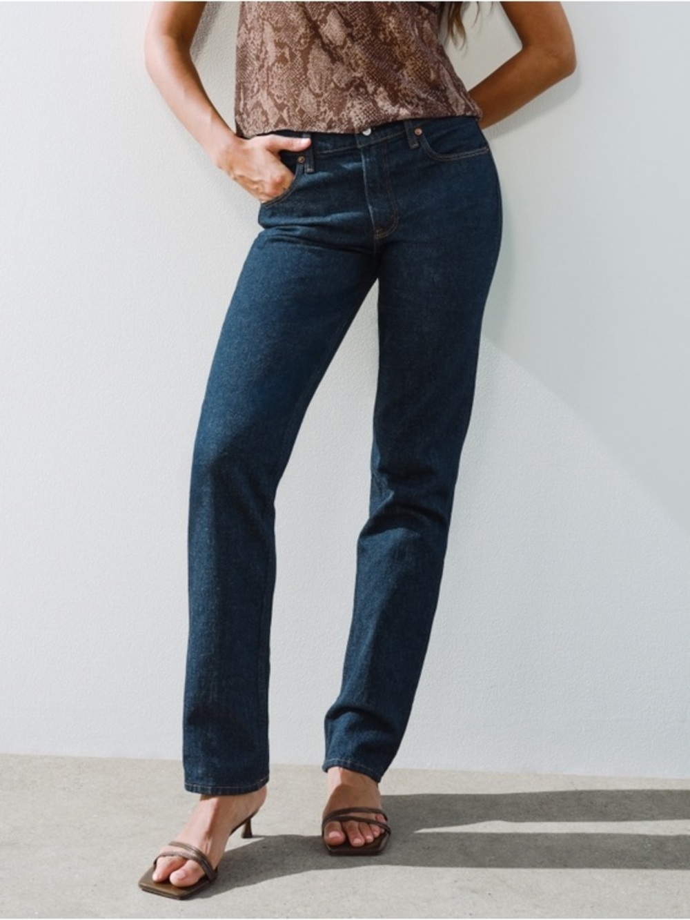 Abercrombie and Fitch Mid Rise 90s Straight Jean in Dark Rinse size 32 short